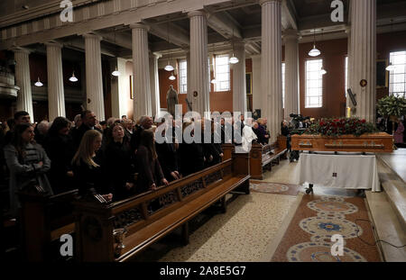 Der Sarg des gefeierten Sender Gay Byrne in St. Mary's Pro-Cathedral in Dublin während seiner Trauerfeier. Stockfoto