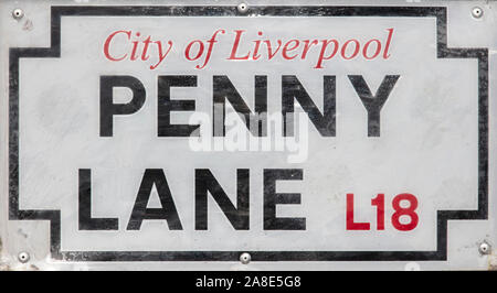 Liverpool, Großbritannien, 31. Oktober 2019: Penny Lane Road Sign. Ein beliebtes Touristenziel in Liverpool, Großbritannien Stockfoto