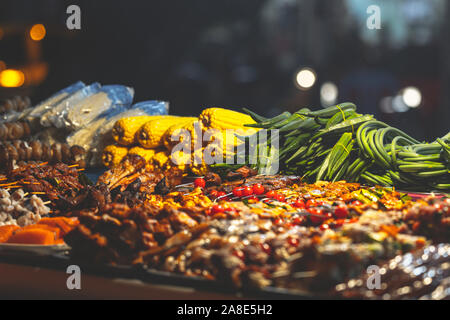 Eine Vielzahl von traditionellen und gesunden Essen für den Verkauf auf einen Stall in Hanoi während der späten Nacht für Touristen und Bewohner gleich Stockfoto