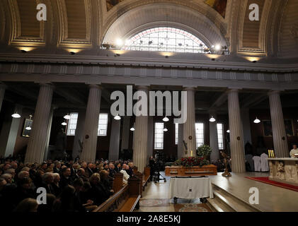 Der Sarg des gefeierten Sender Gay Byrne in St. Mary's Pro-Cathedral in Dublin während seiner Trauerfeier. Stockfoto