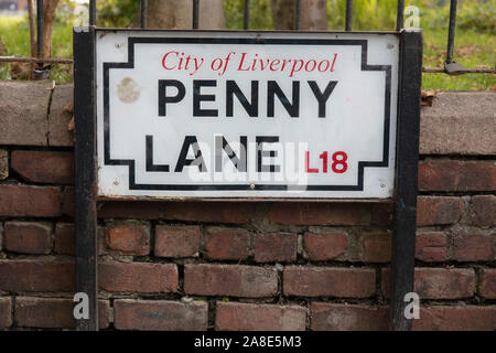 Liverpool, Großbritannien, 31. Oktober 2019: Penny Lane Road Sign. Ein beliebtes Touristenziel in Liverpool, Großbritannien Stockfoto