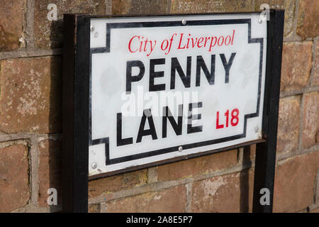 Liverpool, Großbritannien, 31. Oktober 2019: Penny Lane Road Sign. Ein beliebtes Touristenziel in Liverpool, Großbritannien Stockfoto