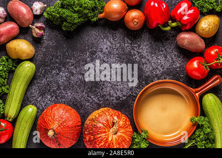 Frische Herbst Gemüse zum Kochen auf einem dunklen Hintergrund, Ansicht von oben. Stockfoto