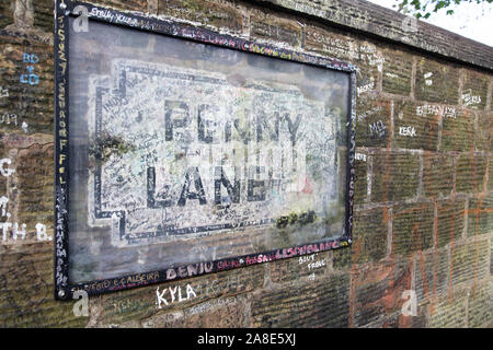 Liverpool, Großbritannien, 31. Oktober 2019: Penny Lane Road Sign. Ein beliebtes Touristenziel in Liverpool, Großbritannien Stockfoto