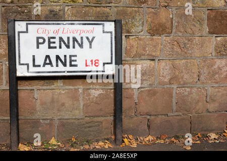 Liverpool, Großbritannien, 31. Oktober 2019: Penny Lane Road Sign. Ein beliebtes Touristenziel in Liverpool, Großbritannien Stockfoto