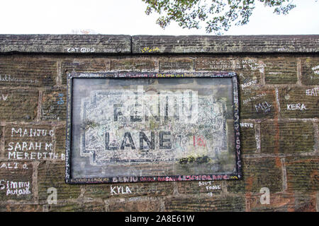 Liverpool, Großbritannien, 31. Oktober 2019: Penny Lane Road Sign. Ein beliebtes Touristenziel in Liverpool, Großbritannien Stockfoto