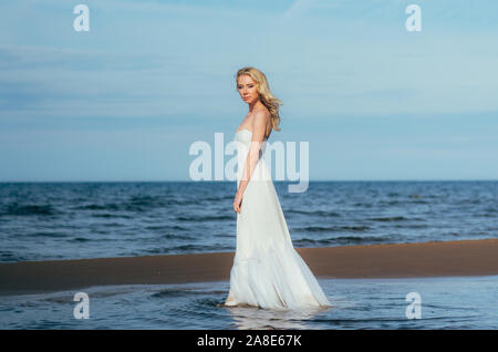 Porträt der jungen blonden Braut Aufenthalt unter Wasser, mit Blick auf die Kamera Stockfoto