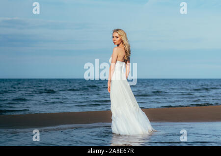 Porträt der jungen blonden Braut Aufenthalt unter Wasser, mit Blick auf die Kamera Stockfoto