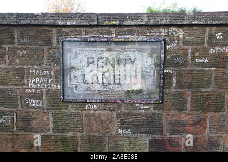 Liverpool, Großbritannien, 31. Oktober 2019: Penny Lane Road Sign. Ein beliebtes Touristenziel in Liverpool, Großbritannien Stockfoto