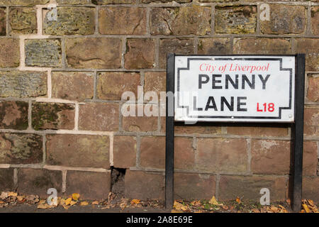 Liverpool, Großbritannien, 31. Oktober 2019: Penny Lane Road Sign. Ein beliebtes Touristenziel in Liverpool, Großbritannien Stockfoto