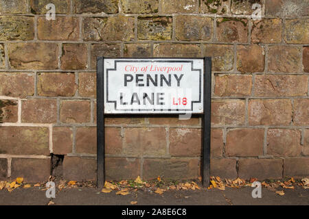 Liverpool, Großbritannien, 31. Oktober 2019: Penny Lane Road Sign. Ein beliebtes Touristenziel in Liverpool, Großbritannien Stockfoto