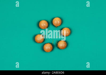 Weihnachten und neues Jahr dekorative Hintergrund mit goldenen Kugeln in einem Rahmen des Kreises. Flach, Ansicht von oben, kopieren. Stockfoto