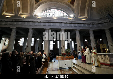 Erzbischof Diarmuid Martin mit dem Sarg des gefeierten Sender Gay Byrne in St. Mary's Pro-Cathedral in Dublin während seiner Trauerfeier. Stockfoto