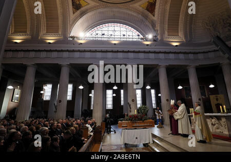 Erzbischof Diarmuid Martin mit dem Sarg des gefeierten Sender Gay Byrne in St. Mary's Pro-Cathedral in Dublin während seiner Trauerfeier. Stockfoto