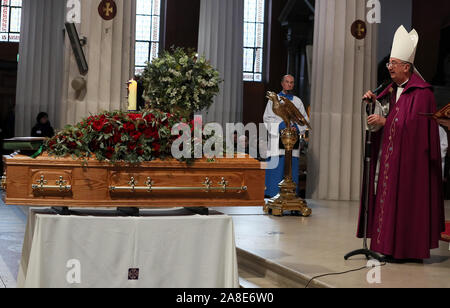 Erzbischof Diarmuid Martin mit dem Sarg des gefeierten Sender Gay Byrne in St. Mary's Pro-Cathedral in Dublin während seiner Trauerfeier. Stockfoto