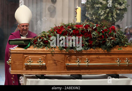 Erzbischof Diarmuid Martin mit dem Sarg des gefeierten Sender Gay Byrne in St. Mary's Pro-Cathedral in Dublin während seiner Trauerfeier. Stockfoto