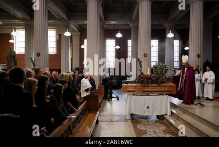 Erzbischof Diarmuid Martin mit dem Sarg des gefeierten Sender Gay Byrne in St. Mary's Pro-Cathedral in Dublin während seiner Trauerfeier. Stockfoto