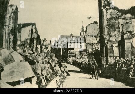 Verwüstungen in Verdun, Nordfrankreich, Erster Weltkrieg, 1916, (c 1920). "Der Leidensweg von Verdun: Eine der Straßen in der Stadt durch die Deutschen Bombardierungen zerstörten, aber frei gehalten für den Durchgang der französischen Truppen und die Versorgung der Zündung-line". Von "Die Große Welt Krieg: Eine Geschichte", Band V, herausgegeben von Frank eine Mumby. [Das Gresham Publishing Company Ltd., London, c 1920] Stockfoto