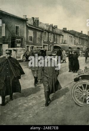 General Joffre und Allgemeine P&#xe9; Tain, Verdun, Nordfrankreich, Erster Weltkrieg, 1916, (c 1920). "Die Verteidiger von Verdun: Allgemeine P&#xe9; Tain (Mitte) wandern mit General Joffre auf seinem rechten'. Der französische Befehlshaber General Joseph Joffre (1852-1931) und General Philippe P&#xe9; Tain (1856-1951). Von "Die Große Welt Krieg: Eine Geschichte", Band V, herausgegeben von Frank eine Mumby. [Das Gresham Publishing Company Ltd., London, c 1920] Stockfoto