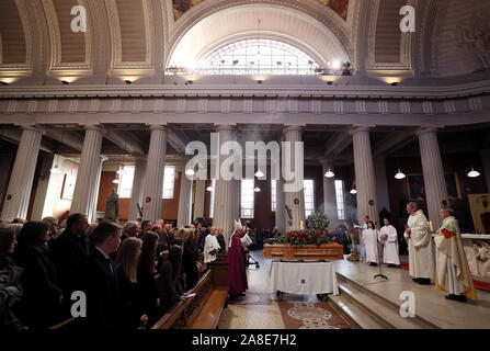 Erzbischof Diarmuid Martin mit dem Sarg des gefeierten Sender Gay Byrne in St. Mary's Pro-Cathedral in Dublin während seiner Trauerfeier. Stockfoto