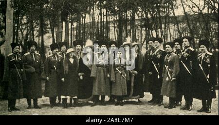 Die Russische königlichen Familie, c 1917, c 1920). "Eine kaiserliche Gruppe in Russland kurz vor der Revolution: die Ex-Zar Nikolaus mit seinem Sohn und Tochter und eine Partei der Russischen Offiziere... die Zahlen in der Zentralen Gruppe... von Links nach Rechts, sind die von der Großherzogin Anastasia, die ex-Tsar's jüngste Tochter: General Graf Grabb&#xe9;(hinter): die Großherzogin Olga, die ex-Tsar's älteste Tochter; Nikolaus II.; der Großherzog Alexis (ex-Tsarevitch): und der Grand-Duchesses Tatiana und Marie". Der Zar und die Zarin, ihre fünf Kinder, ihren Arzt und drei ihrer Diener waren execut Stockfoto