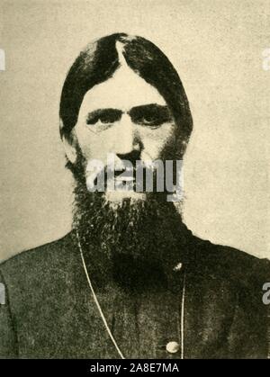 Grigori Rasputin, 1910, (c 1920). "Gregor Rasputin, der Böse Genius der Russischen Gerichts". Porträt der Russischen Mönch Rasputin (1869-1916), die erheblichen Einfluss auf den Zaren Nikolaus II. ausgeübt und insbesondere die Zarin Alexandra, teils wegen ihres Glaubens an seine Fähigkeit, Hämophilie ihres Sohnes zu heilen. Dieser Einfluss wurde weithin unpopulär, und er wurde von Fürst Felix Jussupow und Großfürst Dmitrij Romanov 1916 ermordet. Es hat mehrere Versuche, bis er schließlich starb. Von "Die Große Welt Krieg: Eine Geschichte", Band VII, herausgegeben von Frank eine Mumby. [Das Gresham Verlag Lt Stockfoto