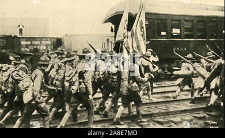 Die amerikanischen Truppen, Erster Weltkrieg, 1917, (c 1920). "Der Ruf zu den Waffen in den Vereinigten Staaten: die Nationalgarde auf den Weg zum Trainingslager nach Mobilisierung". Die USA in den Krieg im April 1917. Von "Die Große Welt Krieg: Eine Geschichte", Band VII, herausgegeben von Frank eine Mumby. [Das Gresham Publishing Company Ltd., London, c 1920] Stockfoto