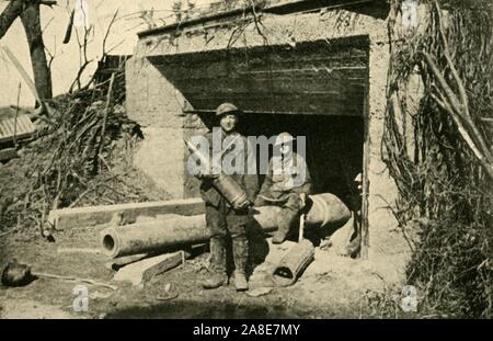 "... Ein 8-Zoll naval Gun in seiner konkreten emplacement', Erster Weltkrieg, c 1917, c 1920). "Die Hindenburg Abwehr:', Britische Soldaten an der Westfront in Frankreich, mit schwerer Artillerie und Schalen aus der Deutschen unter Feldmarschall Hindenburg gewonnen. Von "Die Große Welt Krieg: Eine Geschichte", Band VII, herausgegeben von Frank eine Mumby. [Das Gresham Publishing Company Ltd., London, c 1920] Stockfoto