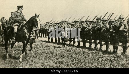 General Sir William Robertson Prüfung der britischen Truppen in Deutschland, Erster Weltkrieg, 1919, (c 1920). "Mit der Britischen Armee der Okkupation auf dem [Fluss] Rhein: General Sir William Robertson, Befehlen-in-Chief, die Inspektion einer der Highland Regimenter". Robertson (1860-1933), Oberbefehlshaber der britischen Armee des Rheins im April 1919. Von "Die Große Welt Krieg: Eine Geschichte", Band IX, herausgegeben von Frank eine Mumby. [Das Gresham Publishing Company Ltd., London, c 1920] Stockfoto