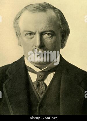 "Die richtige Hon David Lloyd George, Premierminister, Erster Lord des Schatzamtes', c 1918, c 1920). Portrait von David Lloyd-George (1863-1945) Der britische Premierminister zwischen 1916 und 1922. Am 11. November 1918 kündigte er an: "Der Waffenstillstand wurde um 5 Uhr heute Morgen unterzeichnet, und die Feindseligkeiten sind an allen Fronten um 11.00 Uhr zu-Tag' einzustellen. Der Waffenstillstand signalisiert das Ende des Ersten Weltkriegs. Von "Die Große Welt Krieg: Eine Geschichte", Band IX, herausgegeben von Frank eine Mumby. [Das Gresham Publishing Company Ltd., London, c 1920] Stockfoto