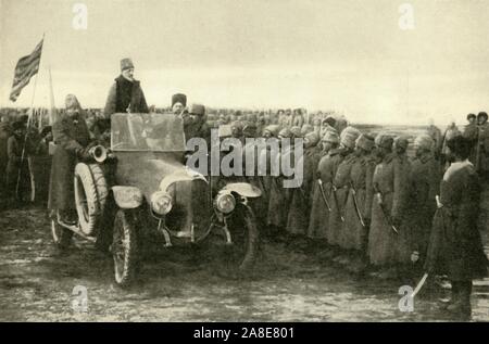 Großfürst Nikolai gratuliert der russischen Truppen nach der Erfassung von Erzerum, Türkei, Erster Weltkrieg, 1916, (c 1920). Vor der Bolschewistischen Herrschaft des Terrors: Der großherzog Nikolaus... Adressierung der siegreichen russischen Truppen auf Erzerum'. Großfürst Nikolai Nikolaevich von Russland (1856-1929), Oberbefehlshaber der russischen Armee. Von "Die Große Welt Krieg: Eine Geschichte", Band IX, herausgegeben von Frank eine Mumby. [Das Gresham Publishing Company Ltd., London, c 1920] Stockfoto