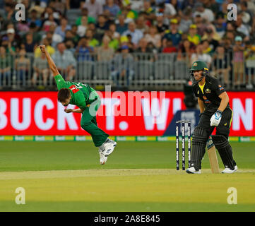 8. November 2019; Optus Stadion, Perth, Western Australia Australien; T20 Cricket, Australien gegen Pakistan; Mohammad Amir von Pakistan Schüsseln während seiner Zauber - Redaktionelle Verwendung Stockfoto