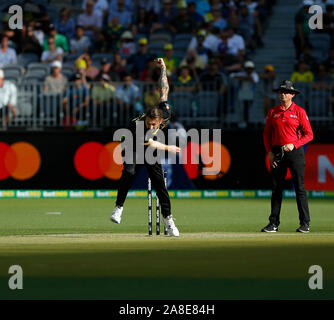 8. November 2019; Optus Stadion, Perth, Western Australia Australien; T20 Cricket, Australien gegen Pakistan; Kane Richardson von Australien Schüsseln während seiner Zauber - Redaktionelle Verwendung Stockfoto