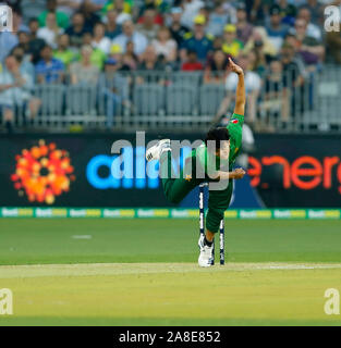 8. November 2019; Optus Stadion, Perth, Western Australia Australien; T20 Cricket, Australien gegen Pakistan, Muhammad Musa von Pakistan Schüsseln während seiner Zauber - Redaktionelle Verwendung Stockfoto