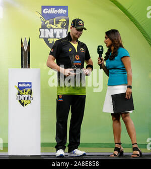 8. November 2019; Optus Stadion, Perth, Western Australia Australien; T20 Cricket, Australien gegen Pakistan; Steve Smith mit dem Mann der Serie award-redaktionelle Verwendung Stockfoto