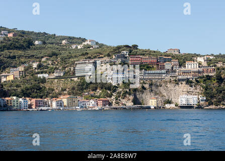 Stadt von Sorrent aus dem Wasser, Kampanien, Italien Stockfoto