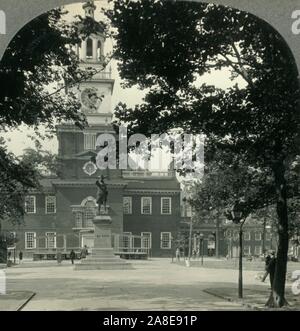 'Independence Hall, in der Erklärung der Unabhängigkeit 1776, Philadelphia unterzeichnet wurde, Pa', c 1930. Die Vereinigten Staaten Unabhängigkeitserklärung wurde in der Halle der Unabhängigkeit im Jahre 1776 unterzeichnet. Das Gebäude wurde 1753 mit dem Turm entworfen von William Strickland abgeschlossen. UNESCO-Weltkulturerbe. Von "Tour der Welt". [Keystone View Company, Meadville, Pa., New York, Chicago, London] Stockfoto