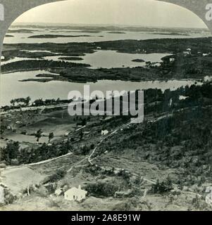 'Wo Es ist immer Sommer - Die grünen Inseln der Bermudas aus dem Leuchtturm auf Gibbs Hill', c 1930. Im Jahr 1844 von der Royal Engineers, die Gibbs Hill Leuchtturm auf Bermuda gebaut, steht auf einer der höchsten Punkte der Insel. Von "Tour der Welt". [Keystone View Company, Meadville, Pa., New York, Chicago, London] Stockfoto