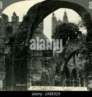 "Die zentralen Turm der Kathedrale von Canterbury durch Bogen der Ruinen, Canterbury, England', c 1930er Jahre gesehen. Bell Harry Turm an der Canterbury Cathedral, weitgehend umgebaut im gotischen Stil nach einem Brand im Jahr 1174. Von "Tour der Welt". [Keystone View Company, Meadville, Pa., New York, Chicago, London] Stockfoto