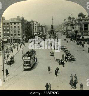 "Die O'Connell Monument und die Nelson Säule, der O'Connell Street, Dublin, Irland', c 1930. Denkmal von Daniel O'Connell von John Henry Foley und Nelson Säule, die von Sprengstoffen 1966 beschädigt in der O'Connell Street in Dublin. Von "Tour der Welt". [Keystone View Company, Meadville, Pa., New York, Chicago, London] Stockfoto