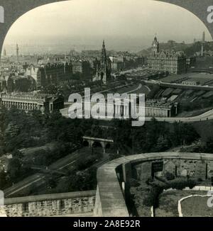 'National Gallery, Scott Monument und der Princes Street, vom Schloss. Edinburgh, Schottland', c 1930. Scottish National Gallery und Viktorianischen gotische Denkmal zu den schottischen Autor Sir Walter Scott in die Princes Street Gardens gesehen von der Stadtmauer auf das Edinburgh Castle. Von "Tour der Welt". [Keystone View Company, Meadville, Pa., New York, Chicago, London] Stockfoto