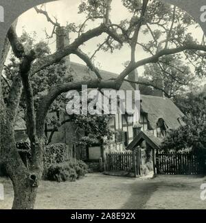 "Anne Hathaway's Cottage, Shottery, England', c 1930. 15. jahrhundert Tudor Bauernhaus, wo Anne Hathaway, der Frau von William Shakespeare, als Kind lebte. Von "Tour der Welt". [Keystone View Company, Meadville, Pa., New York, Chicago, London] Stockfoto