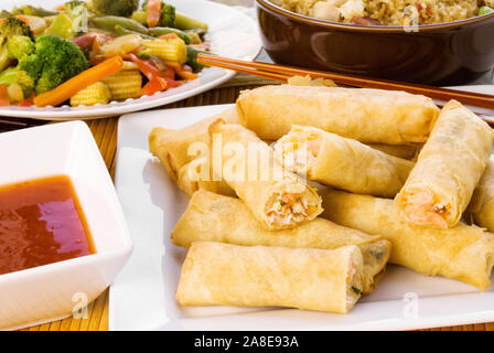 Garnelen Frühlingsrollen serviert mit asiatischen Braten und Geflügel rühren gebratener Reis mit Gemüse. Einen süßen Soße ist im Preis inbegriffen. In natürlichen Tag geschossen Stockfoto