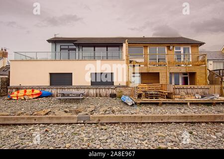 Portfolio von einzigartigen Eigenschaften mit Blick nach hinten über einem Kieselstrand. Stockfoto