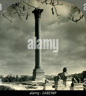 'Pompeius Säule, ein Wahrzeichen für Segler, und Sphingen (vor kurzem ausgegraben), Alexandria, Ägypten', c 1930. Roman triumphal columnat Serapeum in Alexandria, Ägypten, errichtet von Kaiser Diokletian in 297 AD. Von "Tour der Welt". [Keystone View Company, Meadville, Pa., New York, Chicago, London] Stockfoto