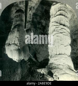 "Die riesige Kuppel, den weltweit größten Stalagnite (60 Millionen Jahre alt), Carlsbad Caverns National Park, California', c 1930 s bekannt. Nationalpark in den Guadalupe Mountains im Südosten New Mexico. Von "Tour der Welt". [Keystone View Company, Meadville, Pa., New York, Chicago, London] Stockfoto