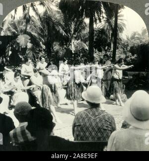 "Hawaiian hula Mädchen in einem charakteristischen alten gebürtigen Tanz, Gebiet von Hawaii', c 1930. Das Gebiet von Hawaii bestanden zum 30. April 1900 bis 21. August 1959, als die meisten Es war die Union, als der 50. in den Vereinigten Staaten zugelassen. Von "Tour der Welt". [Keystone View Company, Meadville, Pa., New York, Chicago, London] Stockfoto