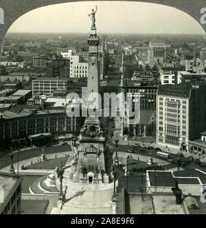 'Blick nach Norden über Soldaten und Matrosen Monument im Herzen von Indianapolis, Ind', c 1930. Die neoklassische Soldaten und Matrosen Denkmal wurde von deutschen Architekten Bruno Schmitz entworfen und von 1888-1901 erbaute Veteranen des amerikanischen Zivil- und revolutionären Kriege zu ehren. Von "Tour der Welt". [Keystone View Company, Meadville, Pa., New York, Chicago, London] Stockfoto