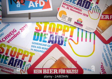 Abbildung - 08 November 2019, Niedersachsen, Braunschweig: Prospekte von verschiedenen Bündnissen gegen die AfD sind auf einen Tisch. Auf dem Parteitag der AfD in Braunschweig, ein Bündnis verschiedener Organisationen will starken Widerstand zu organisieren. Foto: Sina Schuldt/dpa Stockfoto