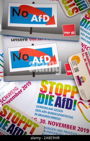 Abbildung - 08 November 2019, Niedersachsen, Braunschweig: Prospekte von verschiedenen Bündnissen gegen die AfD sind auf einen Tisch. Auf dem Parteitag der AfD in Braunschweig, ein Bündnis verschiedener Organisationen will starken Widerstand zu organisieren. Foto: Sina Schuldt/dpa Stockfoto